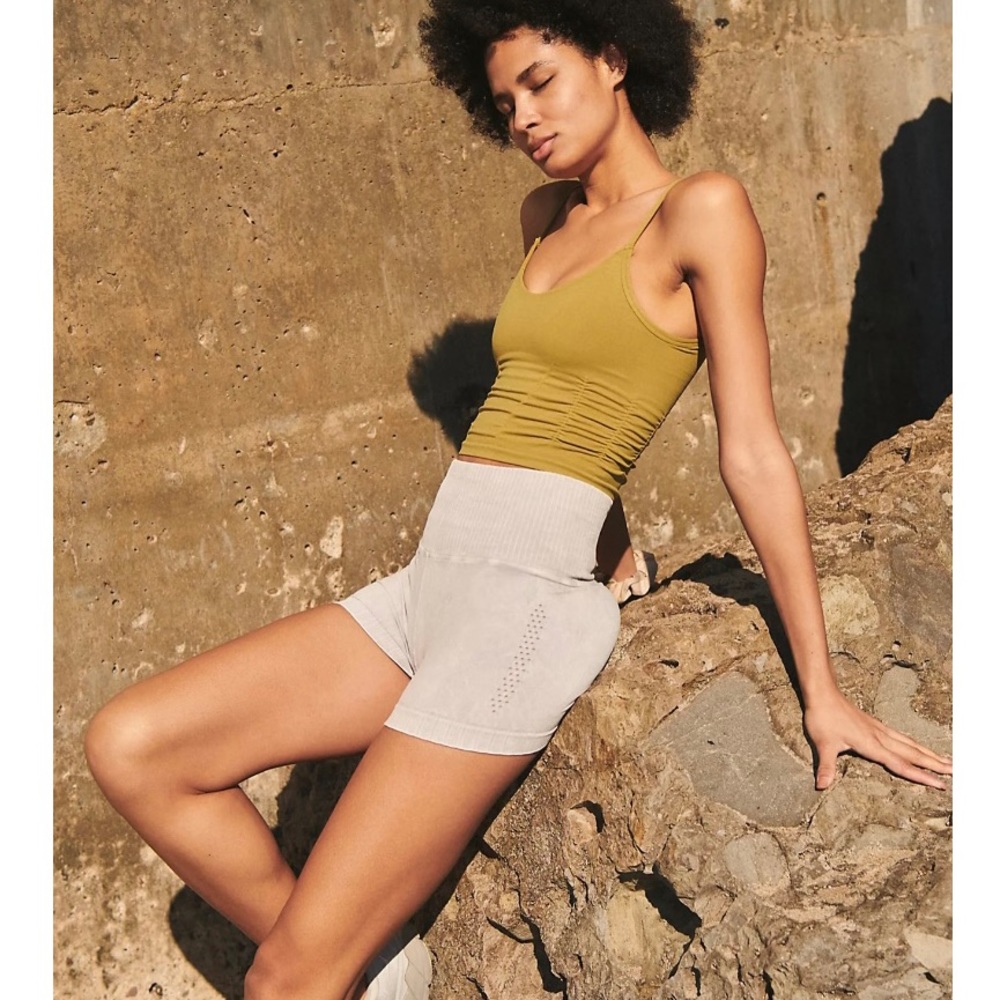 NWOT FREE PEOPLE MOVEMENT GOOD KARMA DUSTED MILITARY (KHAKI) RUCHED CROPPED TOP - Picture 4 of 10
